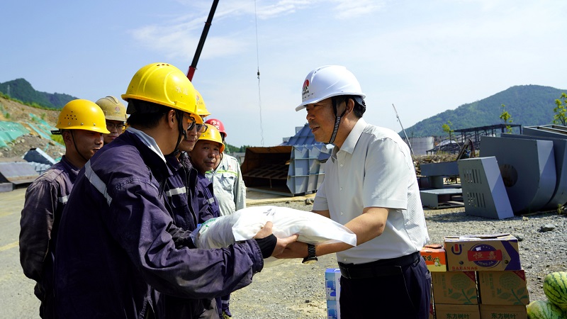 富平公司到項目建設(shè)現(xiàn)場開展“夏送清涼”慰問活動